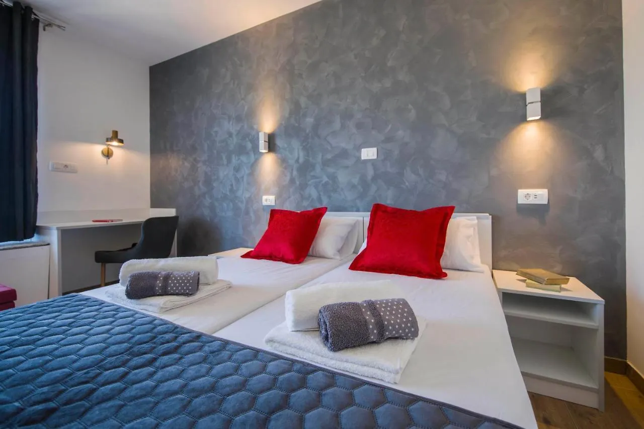 Split Central Luxury Studios 0*,